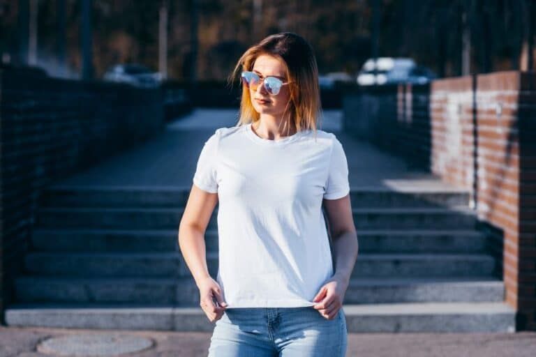 Mulher estilosa usando camiseta branca feminina com jeans