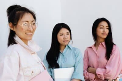 Guia para escolher o tamanho certo de camisa feminina