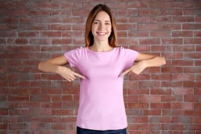 Melhores marcas de camisetas femininas para todos os estilos