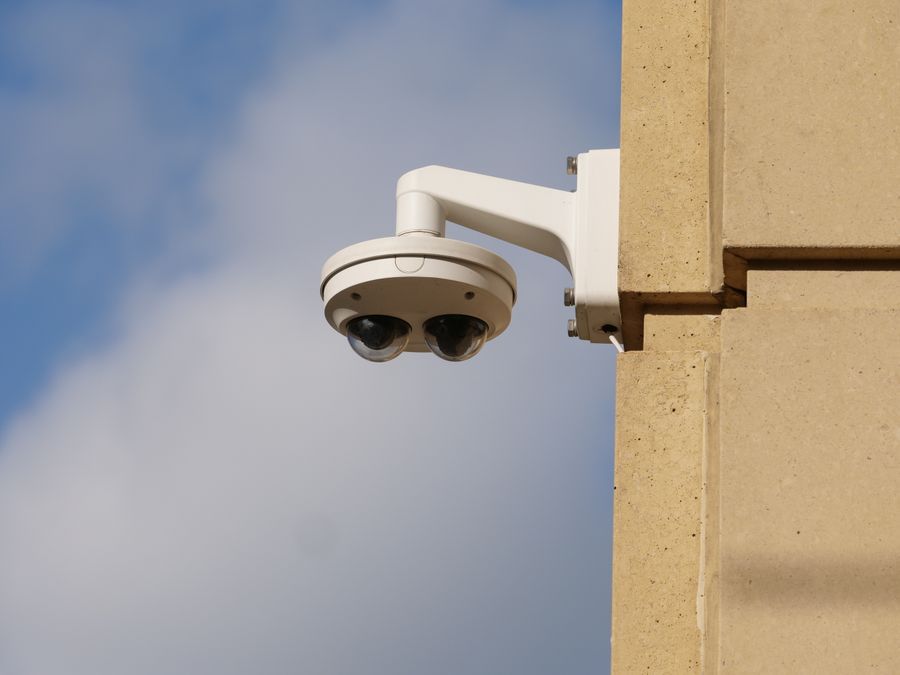 Imagen de Câmera de segurança é legal em apartamento? Regras e limites