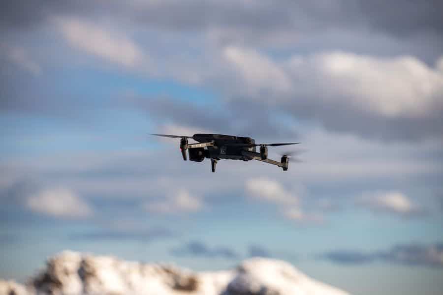Detalhe do gimbal de 3 eixos de um drone com câmera