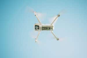 Drone com câmera e drone sem câmera lado a lado sobre superfície clara
