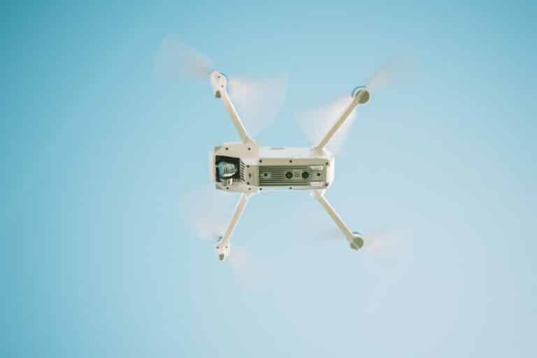 Drone com câmera e drone sem câmera lado a lado sobre superfície clara