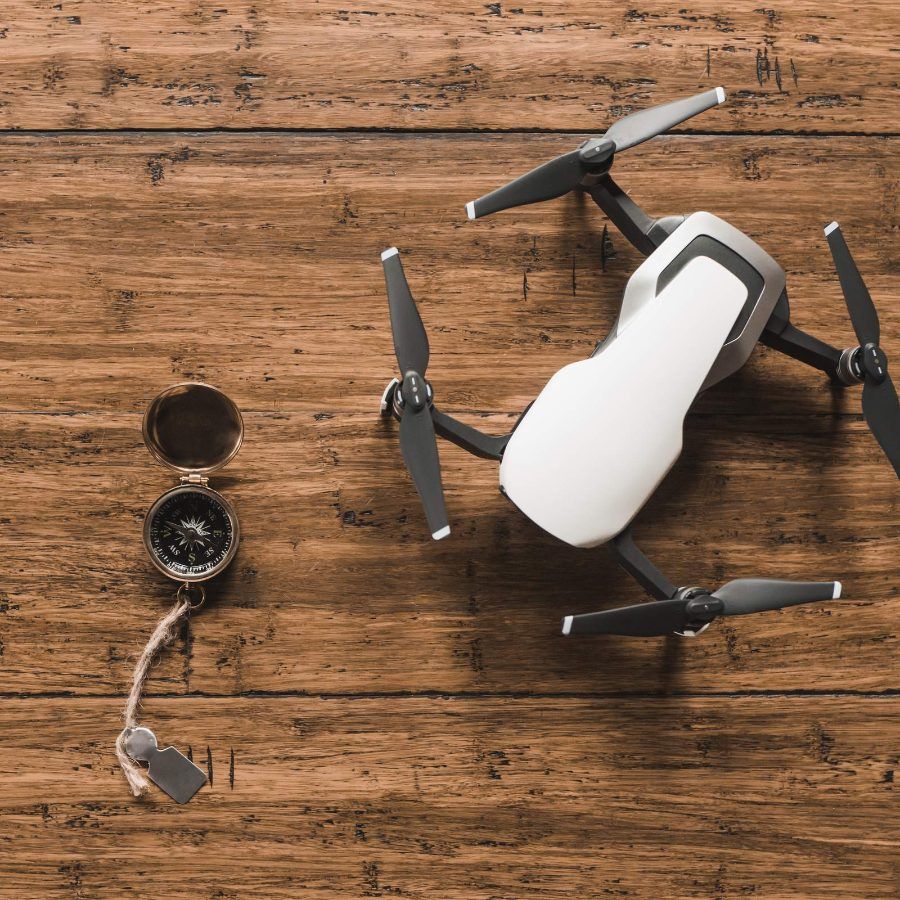 Drone para iniciante com hélices protegidas apoiado no chão