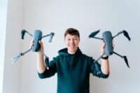 Dois drones lado a lado em comparativo de drone para iniciante vs profissional