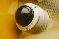 Câmera de segurança interna moderna